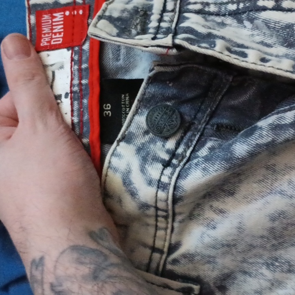 Switch acidwashed distressed shorts - Picture 4 of 4